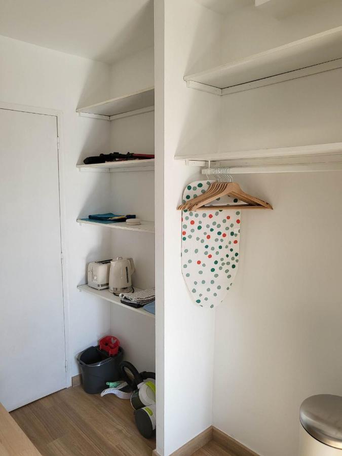 Studio Sur Le Port De Tolone Esterno foto