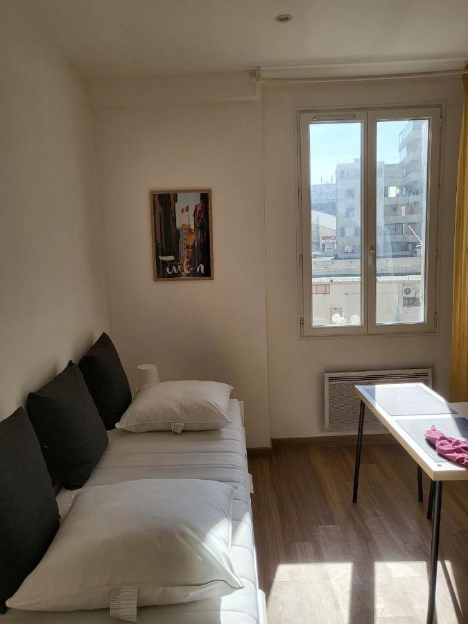 Studio Sur Le Port De Tolone Esterno foto